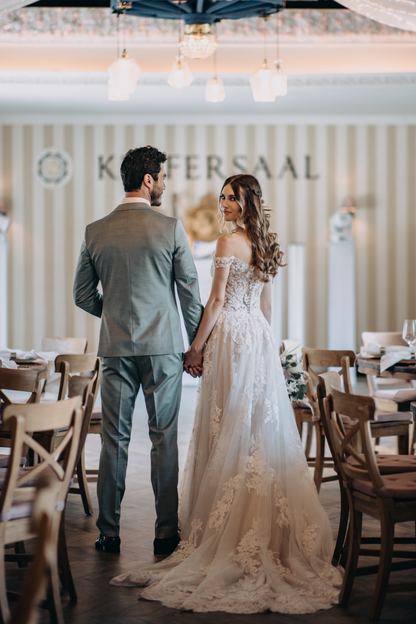 Hochzeitspaar im festlich dekorierten Saal