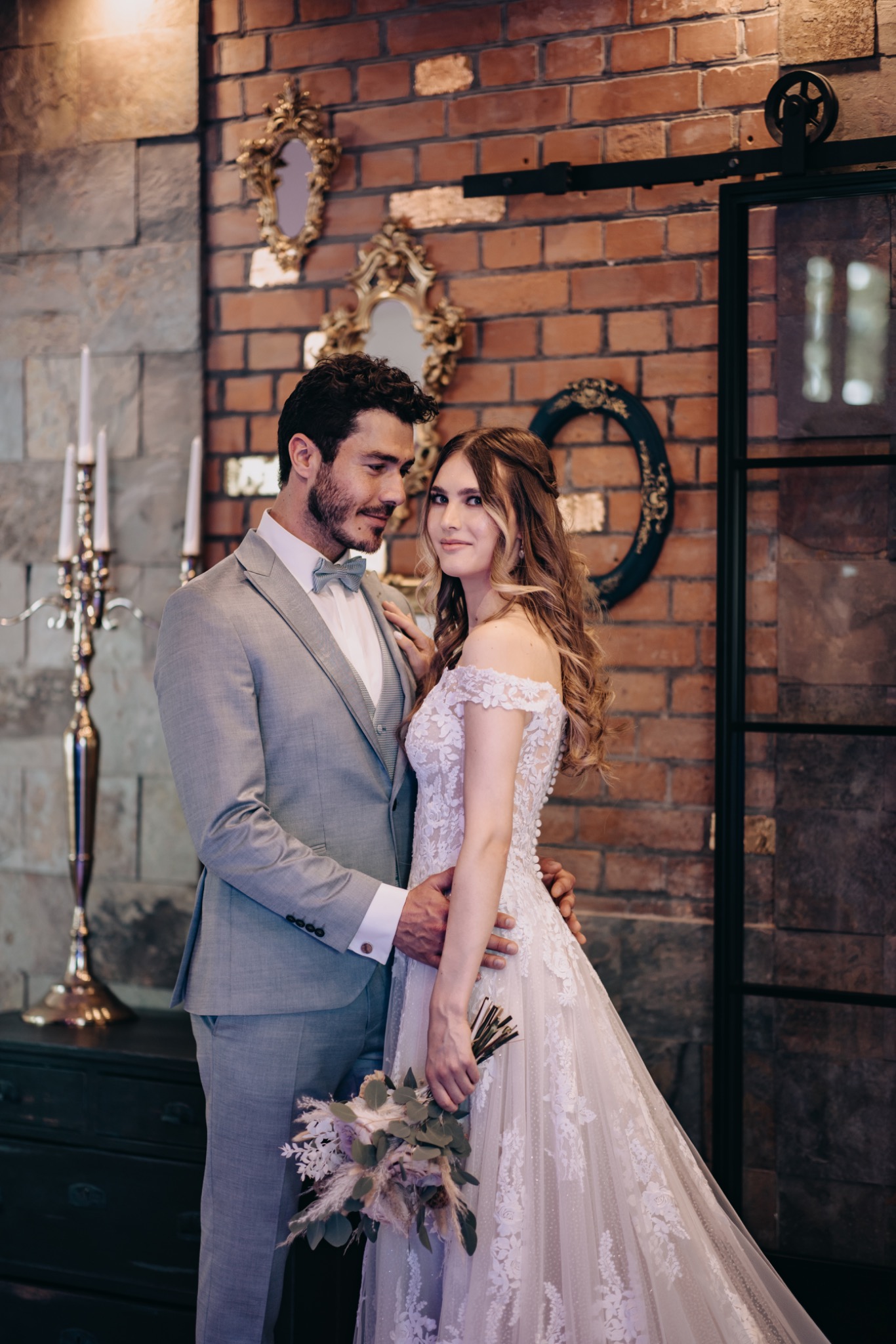 Hochzeitspaar in warmem Raumlicht