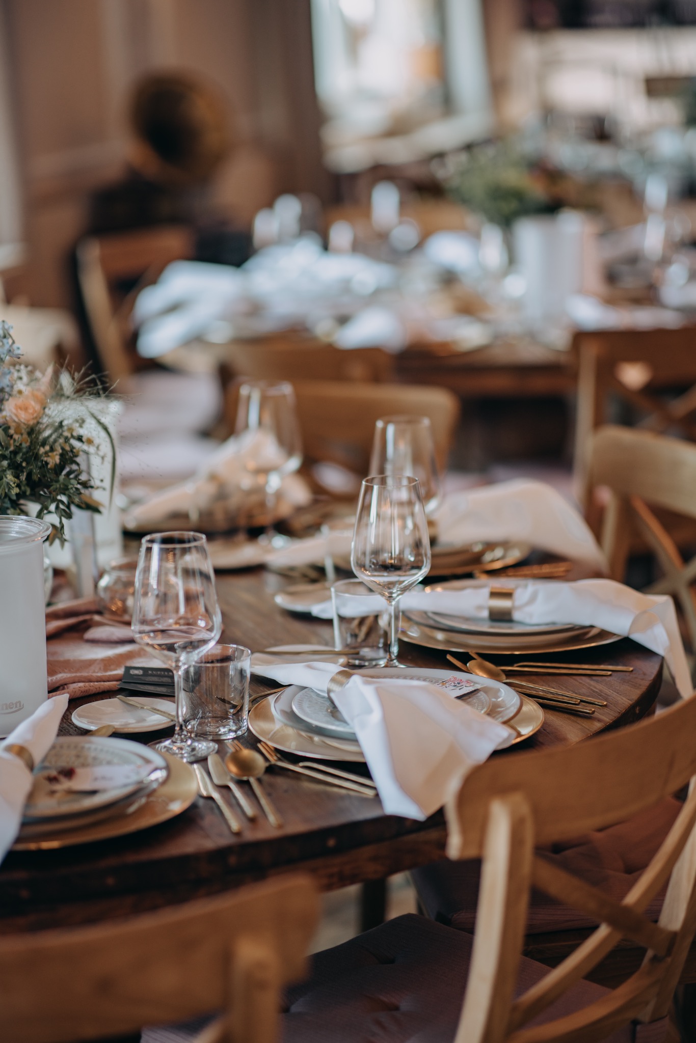 Kerze und Glas auf einer festlichen Tafel