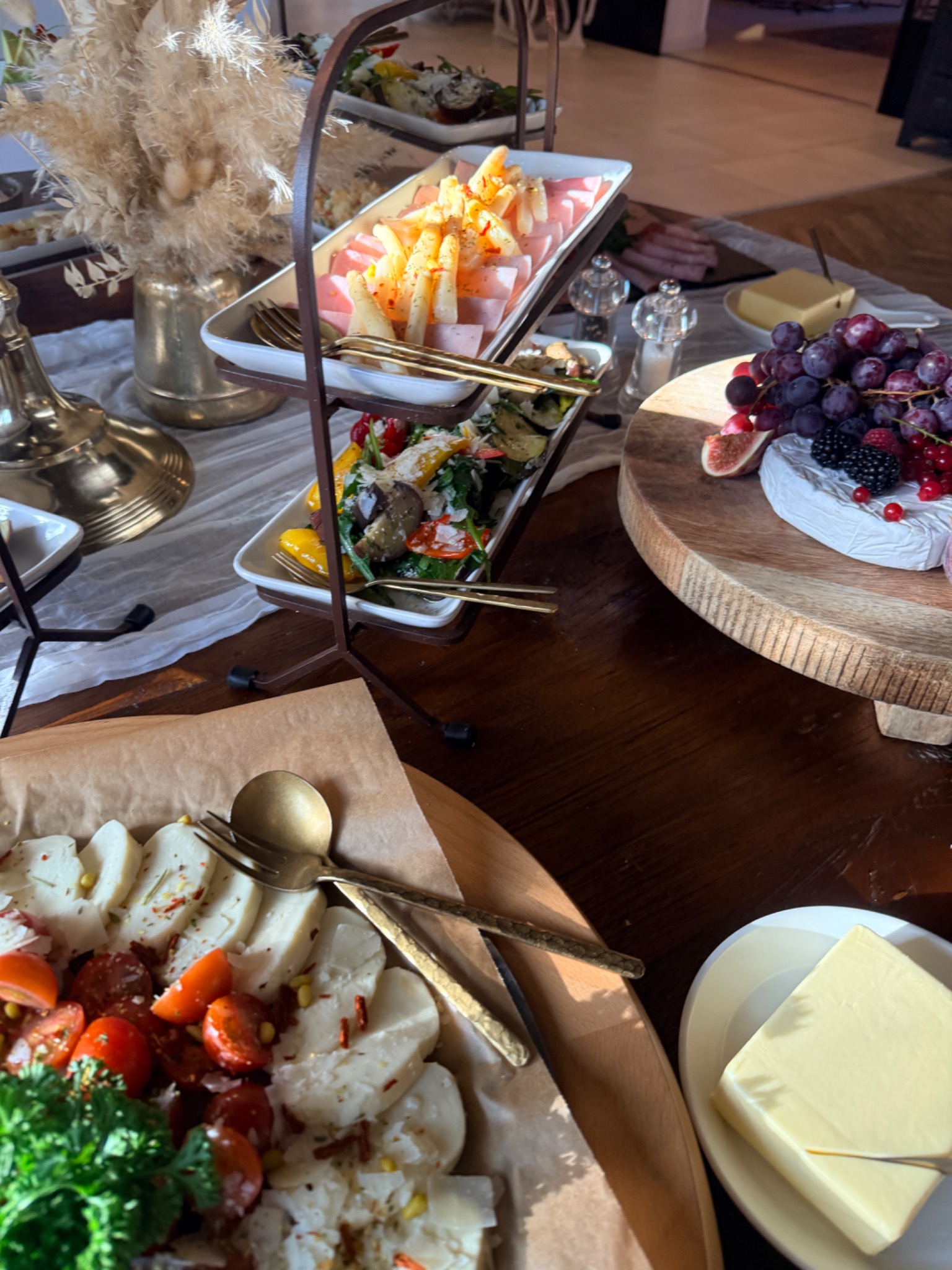 Buntes Buffet mit verschiedenen Speisen