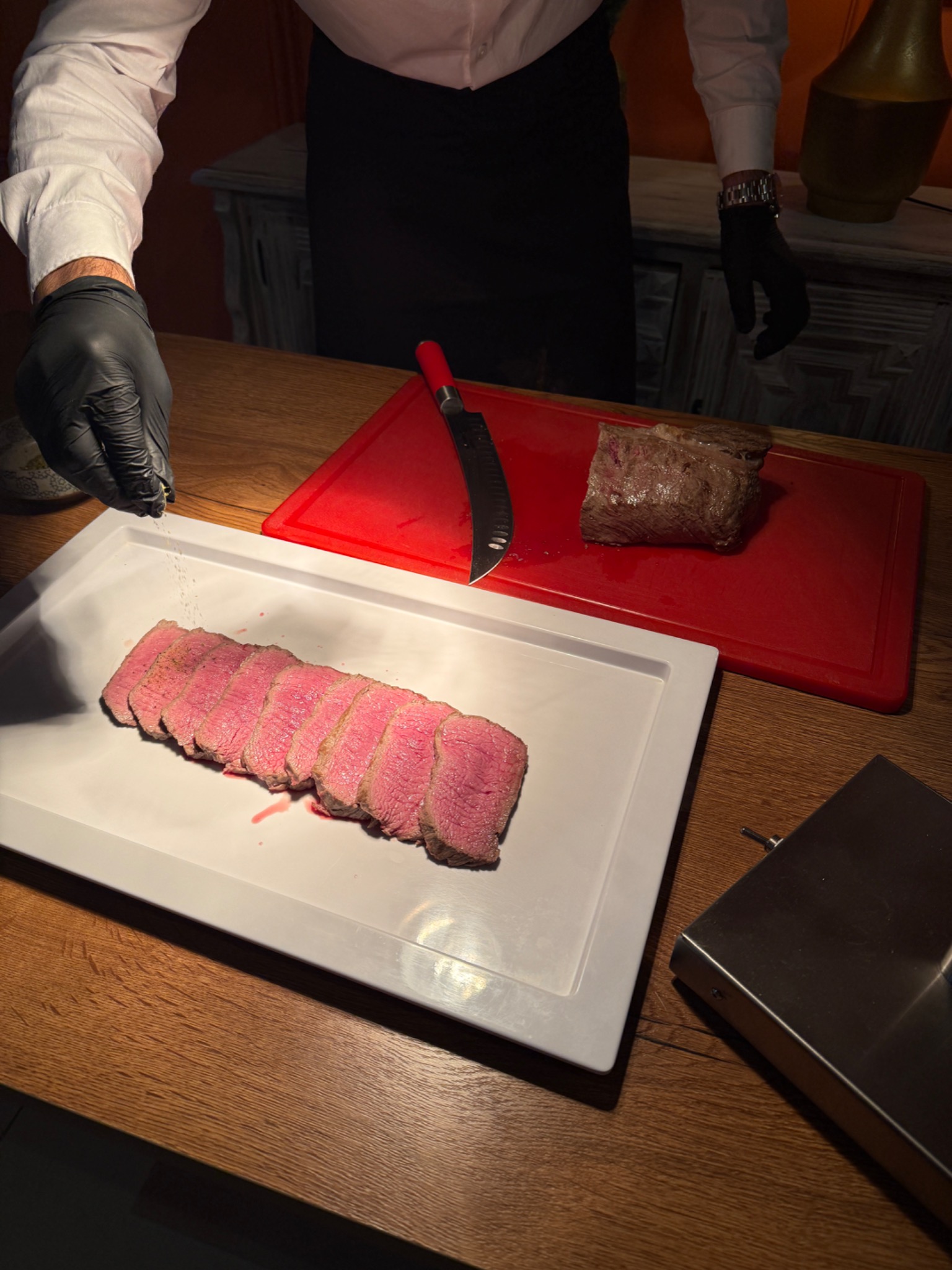 Fleisch wird in der Küche portioniert