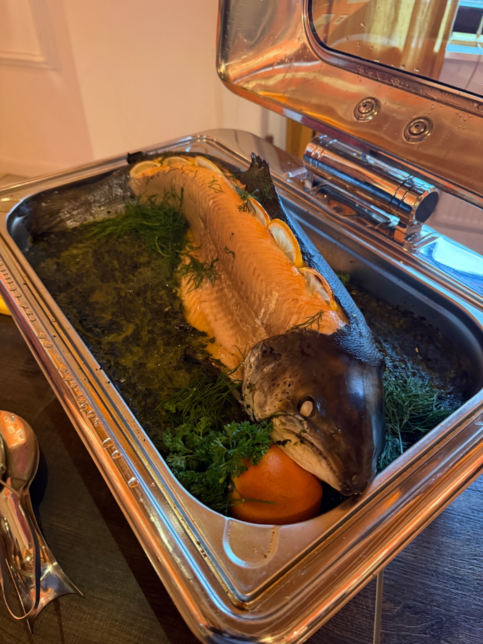 Fischgericht aus dem Buffet