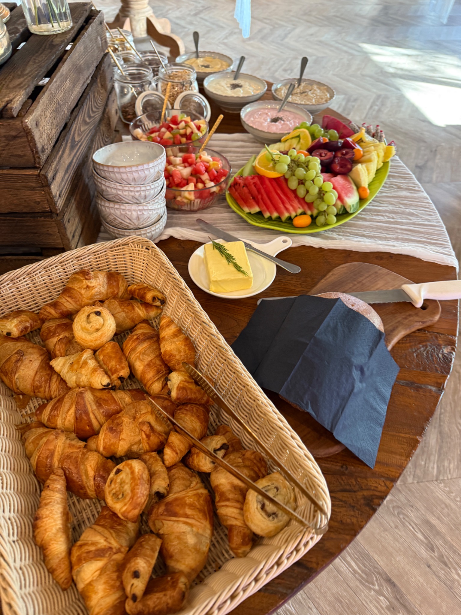 Croissants und Gebäck auf einem Buffet