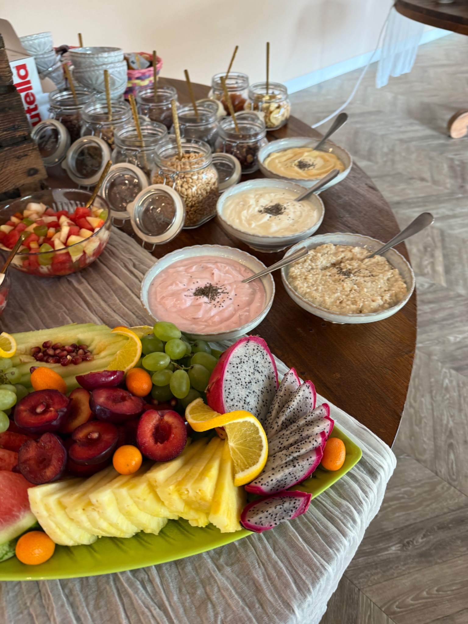 Obst und Joghurt beim Frühstücksbuffet