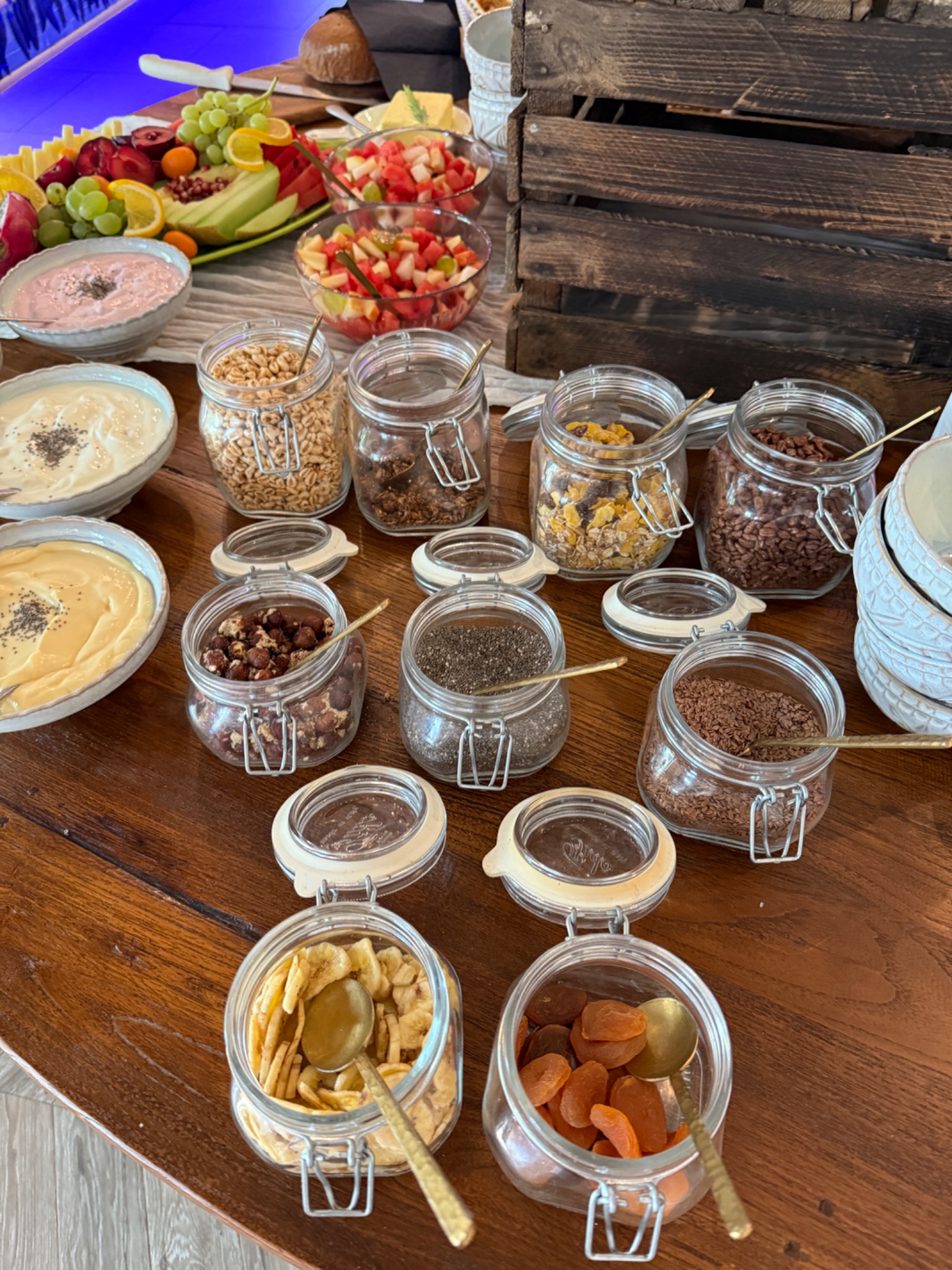 Kleine Frühstücksschalen und Marmeladen