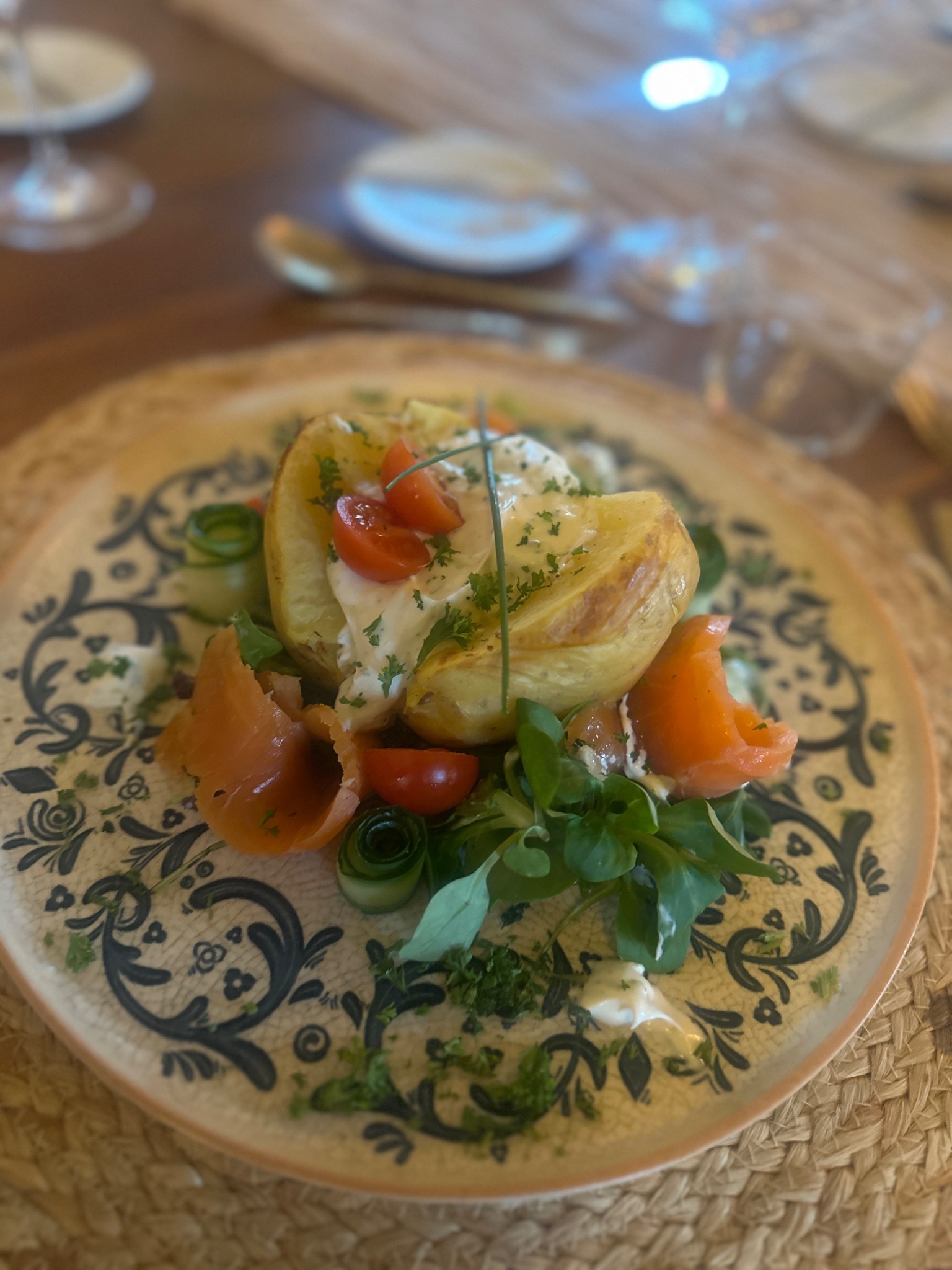 Fisch und Gemüse auf dekoriertem Teller