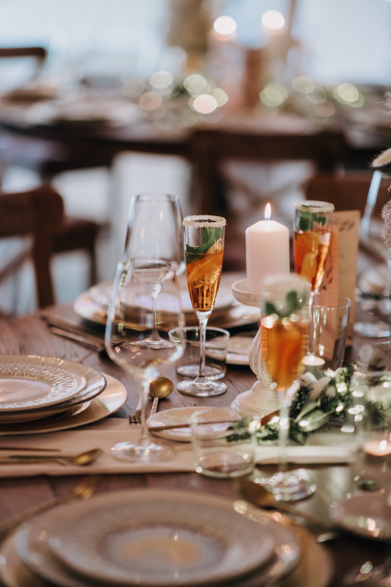 Warm beleuchteter Hochzeitstisch